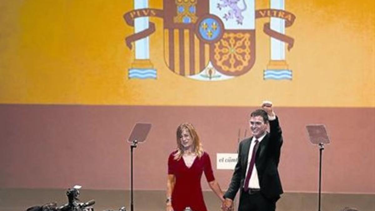 Pedro Sánchez, con su esposa, Begoña Gómez, en el escenario durantesu proclamación.