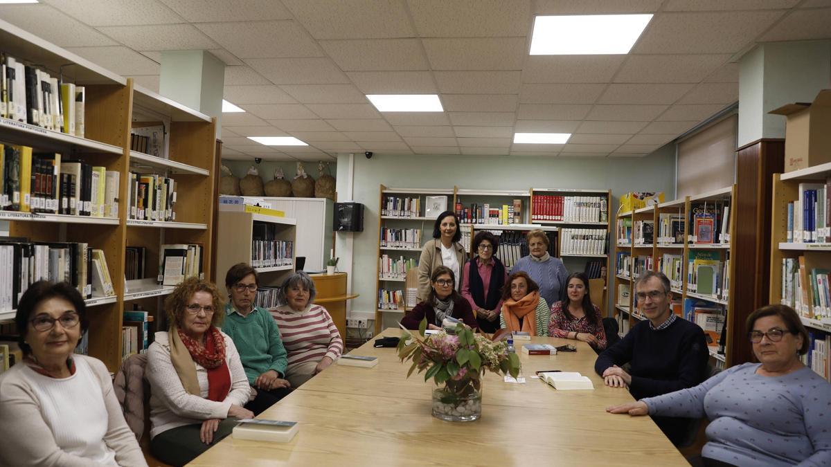 Reunión en la biblioteca municipal de Soto de Ribera del club de lectura.