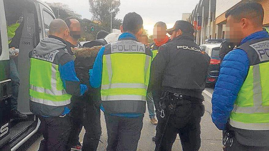 La Policía expulsa a Argelia a un delincuente con 63 detenciones