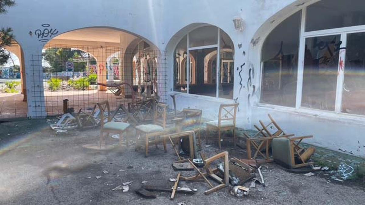 Los vecinos de Allà Dins denuncian la peligrosidad del hotel abandonado