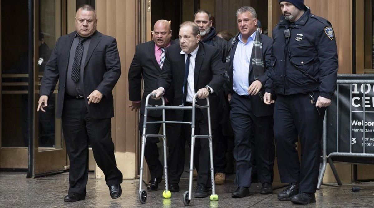 zentauroepp51328567 harvey weinstein leaves court following a hearing  wednesday191211210244