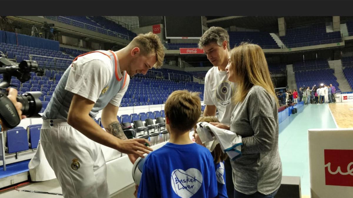 Doncic también participó en el regalo