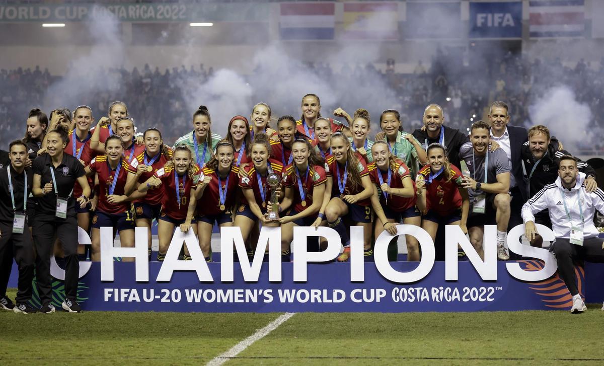 AMDEP6021. SAN JOSÉ (COSTA RICA), 28/08/2022.- Integrantes de la selección de España celebran con el trofeo al ganar la Copa Mundial Femenina Sub-20 luego de vencer a Japón hoy, en el estadio Nacional en San José (Costa Rica). EFE/Jeffrey Arguedas