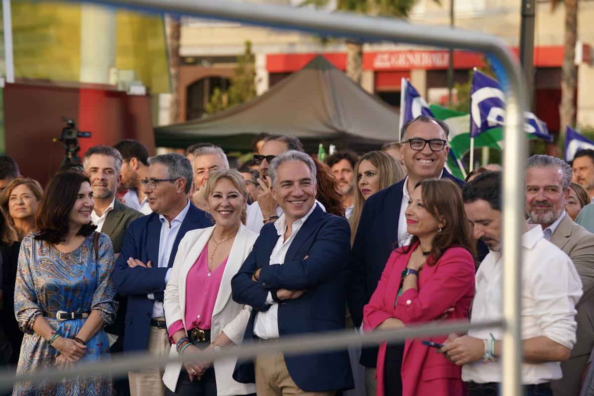 El vicesecretario de Coordinación Autonómica, Local y Análisis Electoral del PP, Elías Bendodo; la presidenta del PP de Málaga, Patricia Navarro; la candidata a las elecciones Carolina España; y el alcalde, Francisco de la Torre, intervienen en el acto de inicio de la campaña electoral