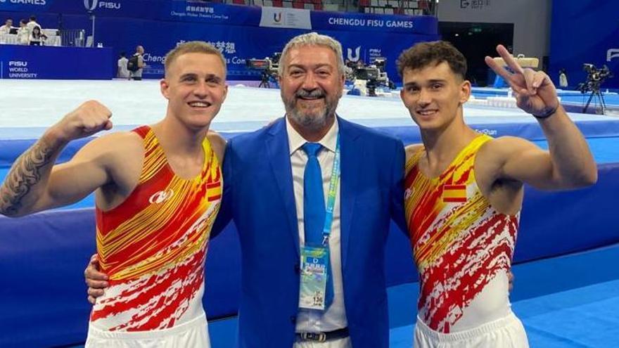 Josh Williams, el entrenador, Manuel Martínez, y Nicolau Mir.