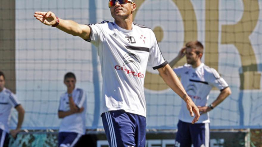 Luis Enrique da indicaciones en el entrenamiento  // Marta G. Brea