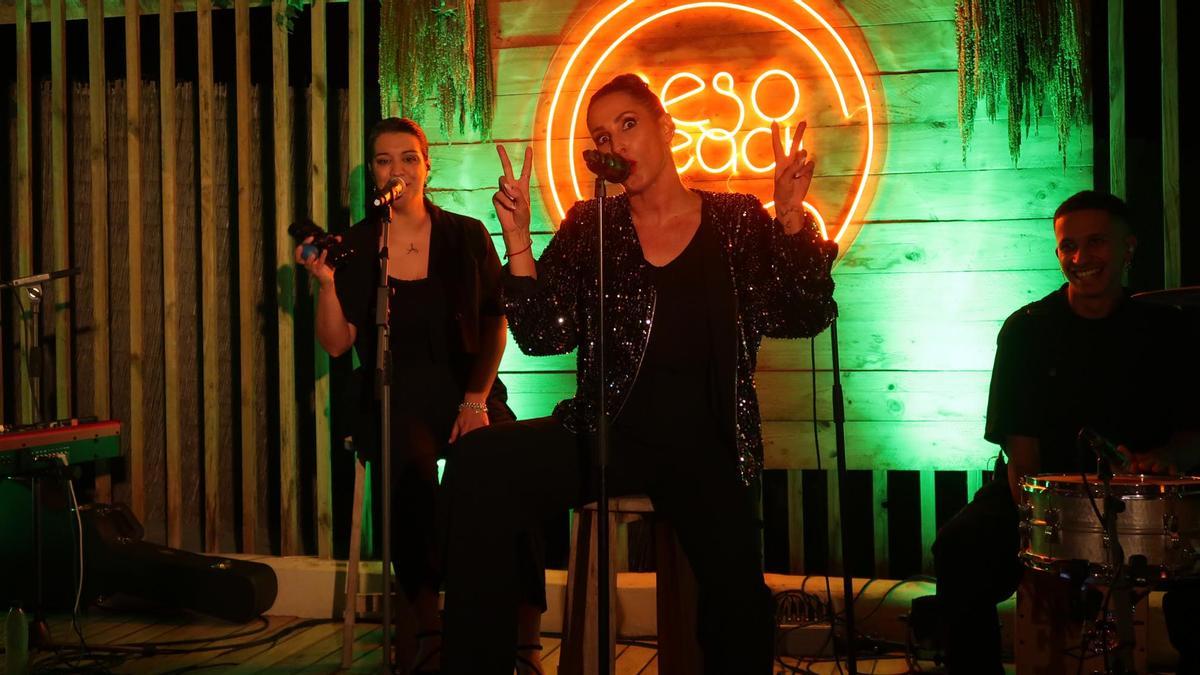 La cantante hace una divertida mueca para la cámara.