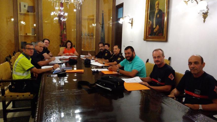 Imagen de la reunión de seguridad entre los diferentes cuerpos de emergencia y el Ayuntamiento de Orihuela