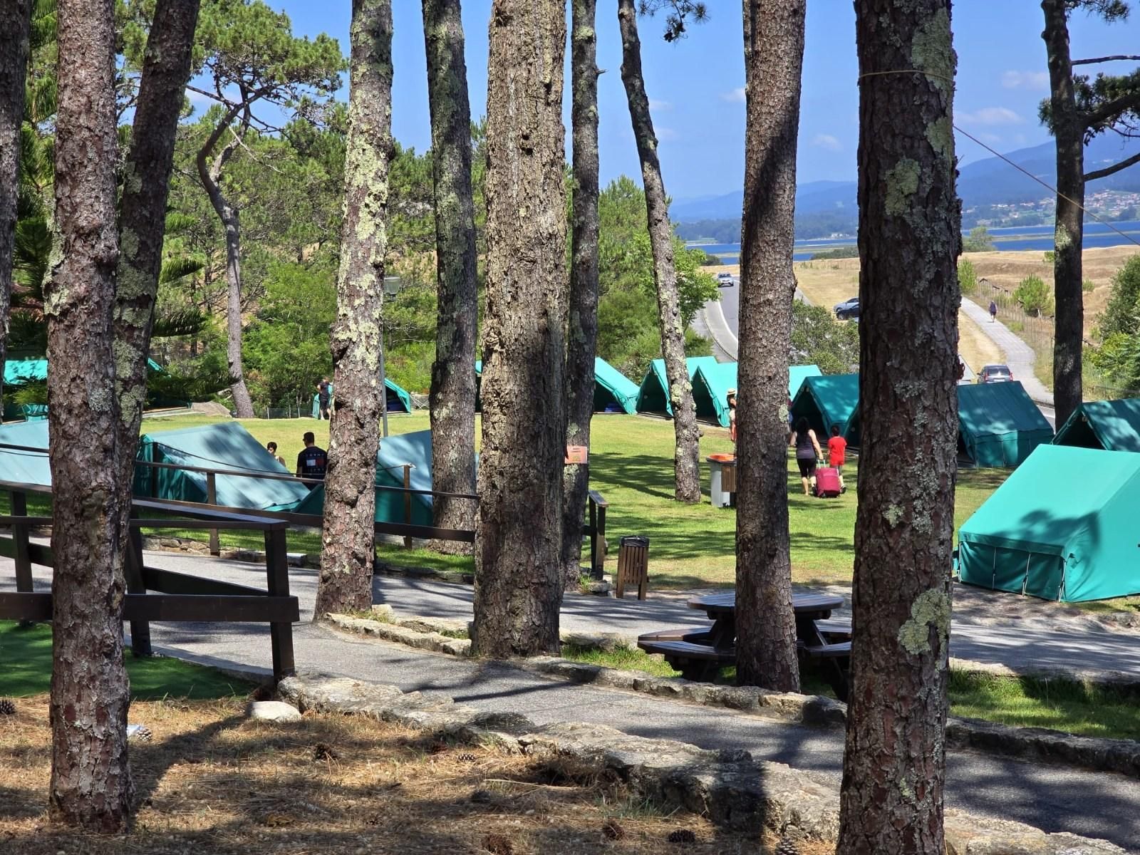 El primero de los once turnos previstos, con 140 niños, ya está en el centro vacacional de A Lanzada.