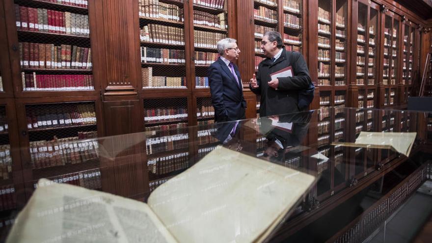 La Universitat exhibe  sus tesoros bibliográficos