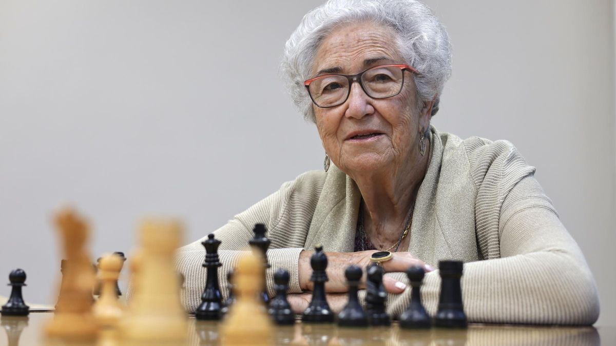 Amelia Burillo, frente a un tablero de ajedrez en la Agrupación Artística Aragonesa.