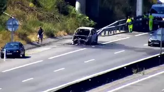 Arde un coche por completo mientras circulaba por la AP-9