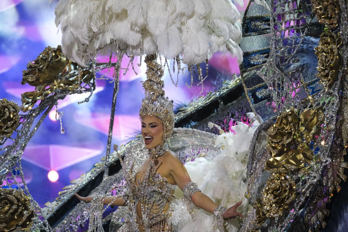 Carla Benítez González, presentada por Capross 2004 S.L., ganó un diseño de Kevin Rodríguez González: «Historia»