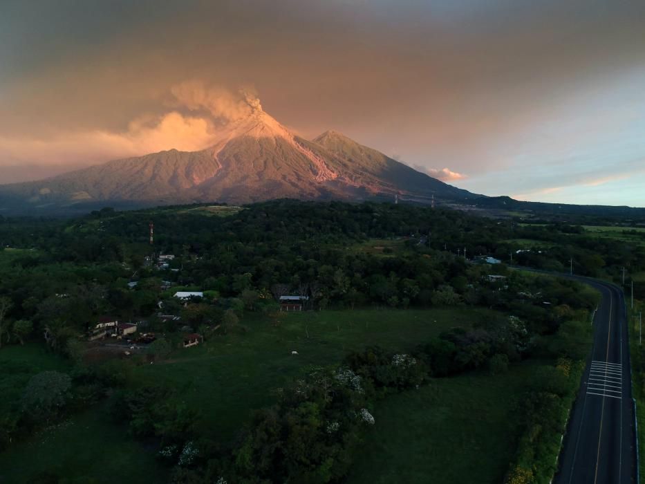 Miles de personas evacuadas por fuerte erupción Volcán de Fuego Guatemala