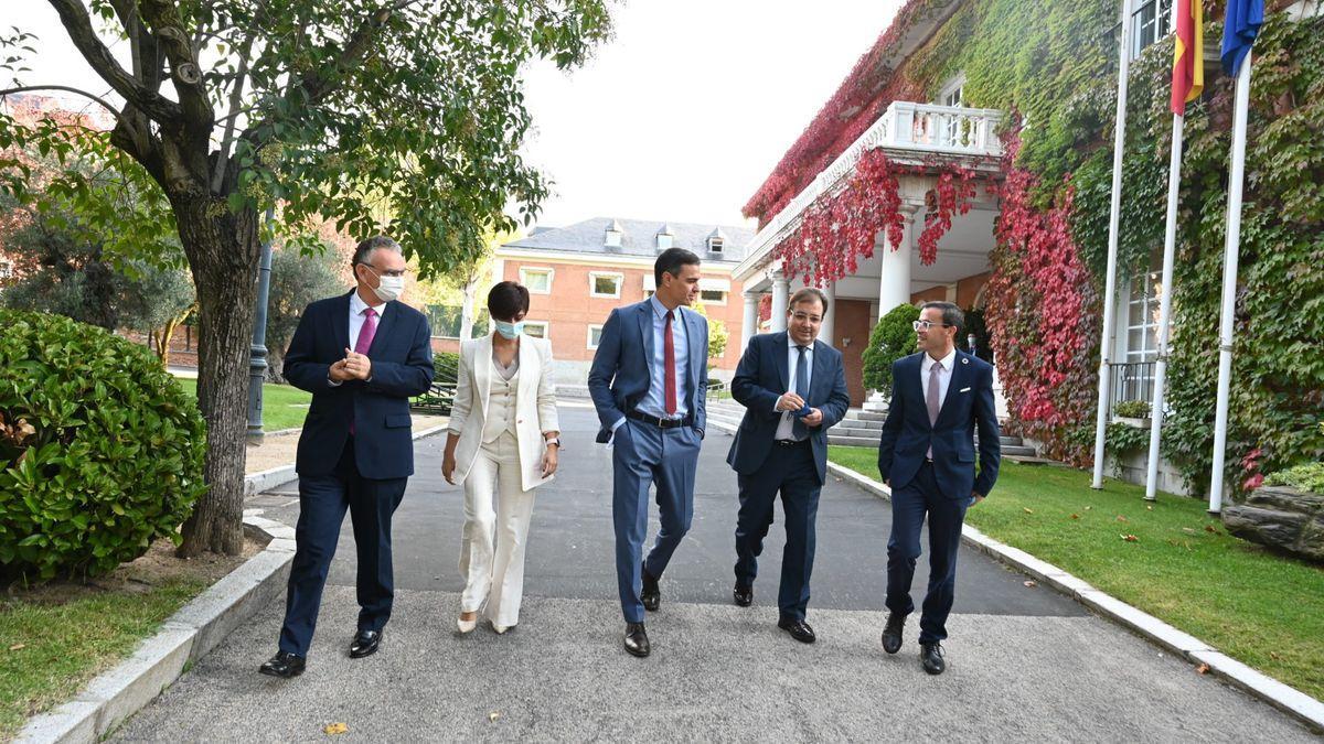 Los alcaldes de Don Benito y Villanueva de la Serena, José Luis Quintana y Miguel Ángel Gallardo, acompañan a Pedro Sánchez, Fernández Vara e Isabel Rodríguez en Moncloa.