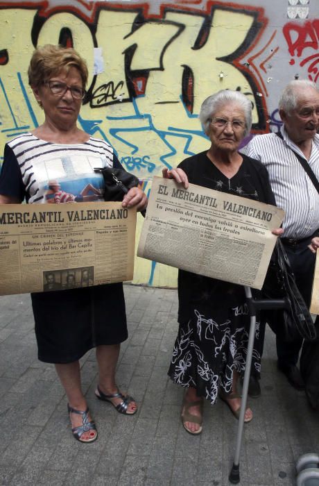 La gente no para de mirarlos. Por separado son invisibles. Todos juntos llaman la atención. Levante-EMV reunió este jueves por la mañana a nueve de los once testimonios para este reportaje, con una gran ayuda prestada por el Grupo Recuperación de la Memoria Histórica que coordina Matías Alonso. Precisamente él, de su colección particular, facilitó los ejemplares originales de El Mercantil Valenciano publicados en los años de la Guerra Civil y que sostienen los protagonistas de la imagen, capturada delante del refugio antiaéreo de la calle Serranos de Valencia. Un lugar tantas veces utilizado para protegerse de las bombas y de los proyectiles en la contienda bélica, de cuyo inicio mañana se cumplen 80 años. En la imagen, de izquierda a derecha, figuran: Isabel Cuallado (79 años), Dolores Albuixech (88), Juan Ortuño (80), Petronila Blasco (88), Paquita Carrasco (91), Pablo Sanz (85), Paquita Torres (95), Emilio Monzó (95) y Mercedes Barberá (83). Después de la sesión fotográfica, que a todos los viandantes llamaba la atención, una tertulia de dos horas en una cafetería de la misma calle puso el broche final a un encuentro emotivo para todos.  Texto: Paco Cerdà /Fotografías: Vicent M. Pastor