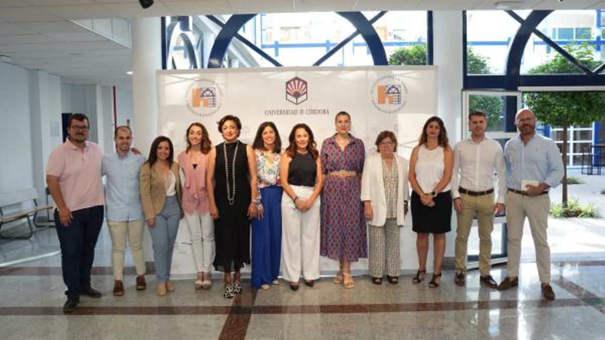 Foto de familia de autoridades y organización del taller celebrado en la Facultad de Ciencias del Trabajo.