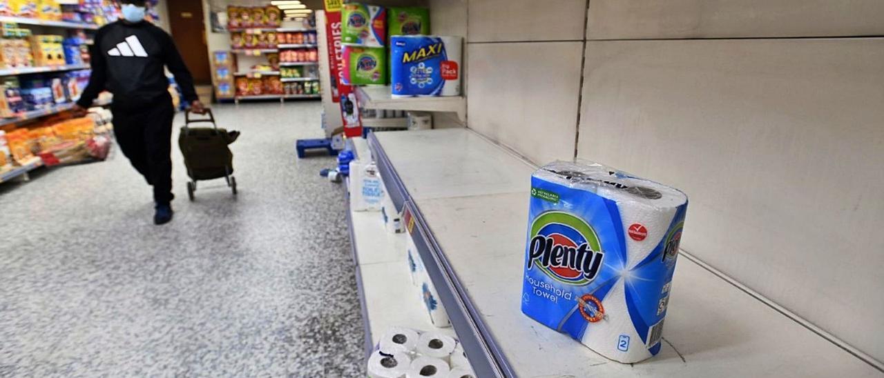 Los ciudadanos del Reino Unido están sufriendo de primera mano las consecuencias del adiós a la Unión Europea. A la falta de mano de obra se suma el desabastecimiento de determinados productos, lo que ya está dejando imágenes de supermercados con lineales semivacíos.