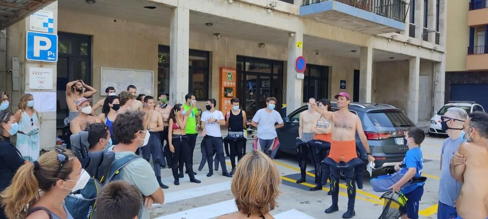 Portbou du a terme amb èxit la neteja anual del fons marí.