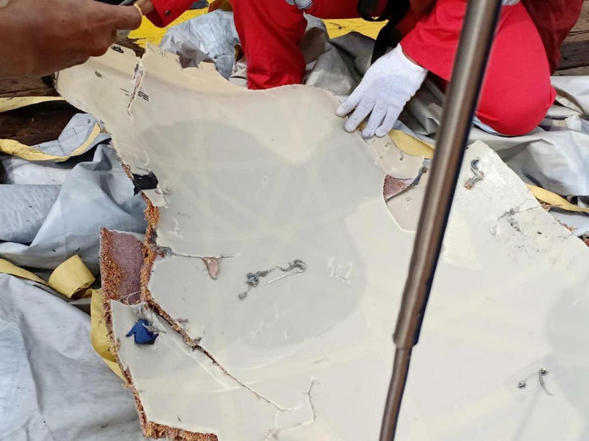 Un avió s'estavella al mar de Java a Indonèsia