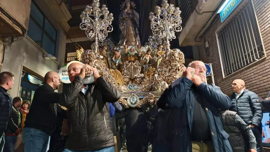 Vídeo: L’arxiprestal de Vila-real es tiny de blanc i blau amb el trasllat de la Puríssima