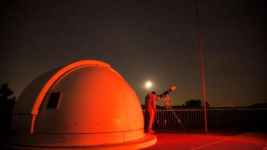 Bajo las estrellas y sobre los árboles en el Observatorio de Puerto Lubreras