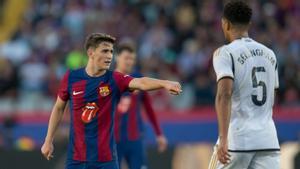 Gavi da instrucciones ante Bellingham en el clásico Barça-Madrid en Montjuïc.