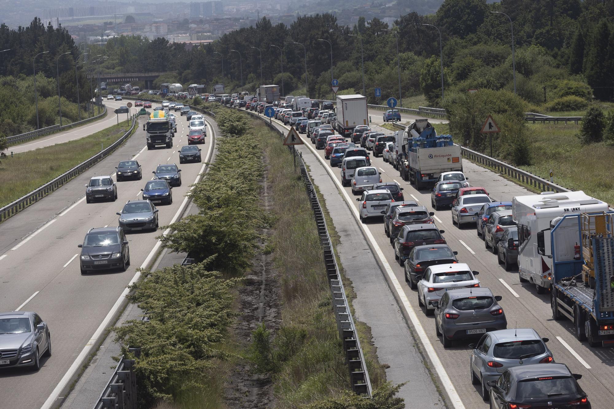 La autopista "Y", de nuevo convertida en una ratonera con un monumental atasco