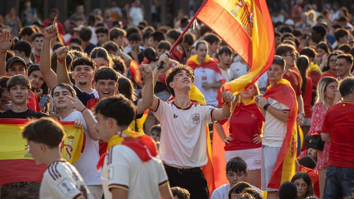 Vídeo | Los zaragozanos se concentran en la plaza del Pilar momentos antes de que arranque el partido España-Bélgica.