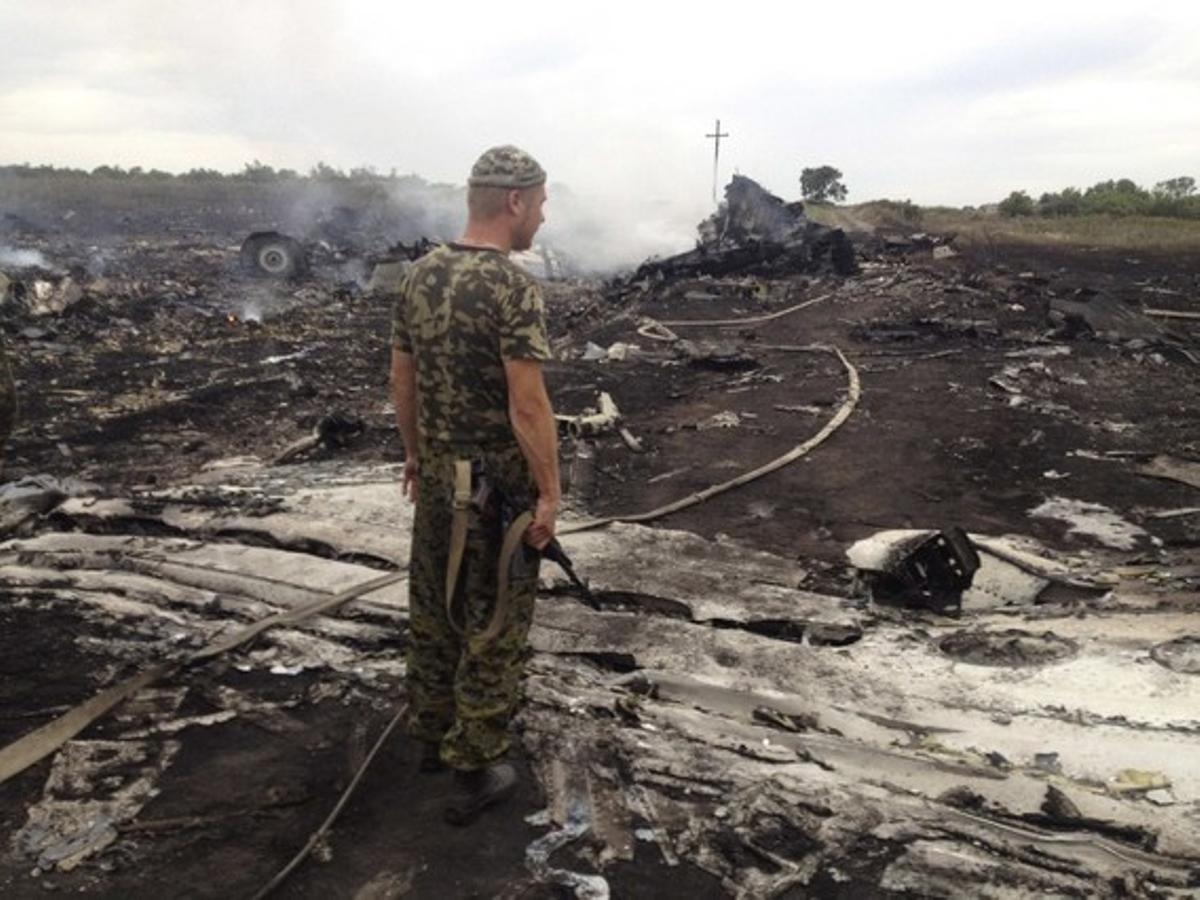 Un separatista prorús contempla les restes de l’avió malaisi abatut aquest dijous sobre Ucraïna. Un separatista prorús contempla les restes de l’avió malaisi abatut aquest dijous sobre Ucraïna.