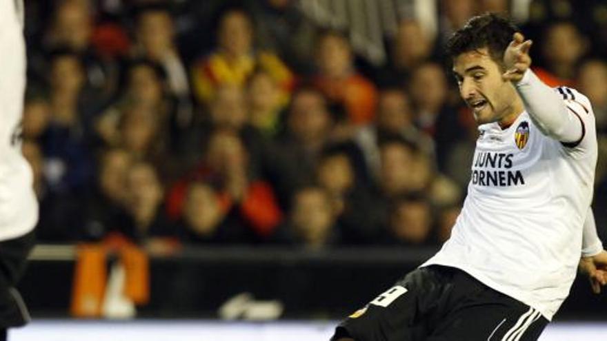 Barragán controla el esférico en un partido en Mestalla.
