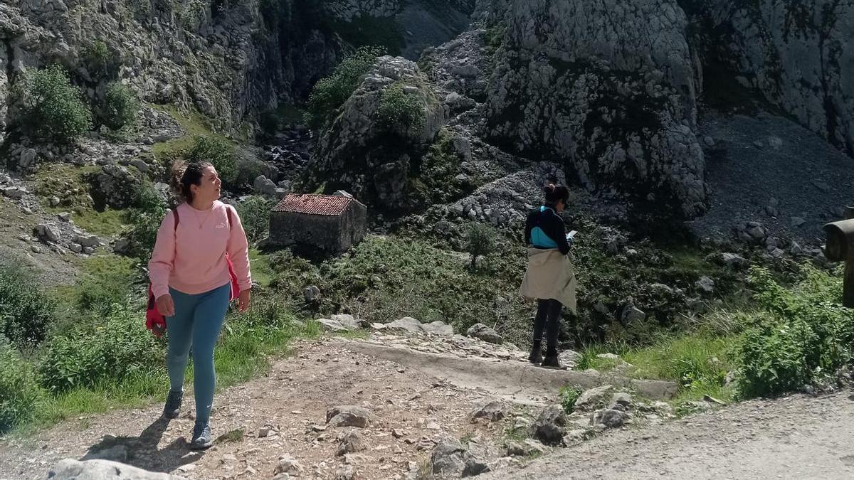 Senderistas en la canal del Texu.
