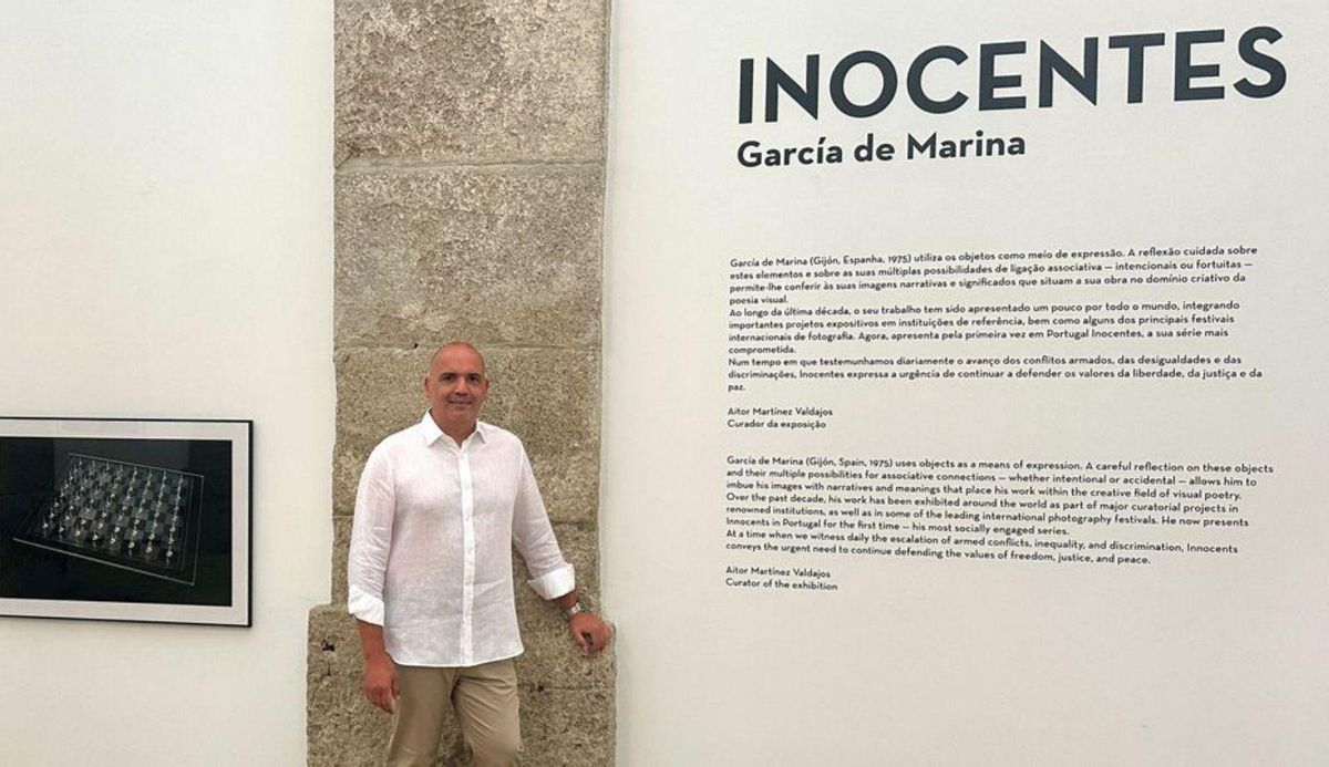 García de Marina posa ante el cartel informativo de su obra, en Oporto.