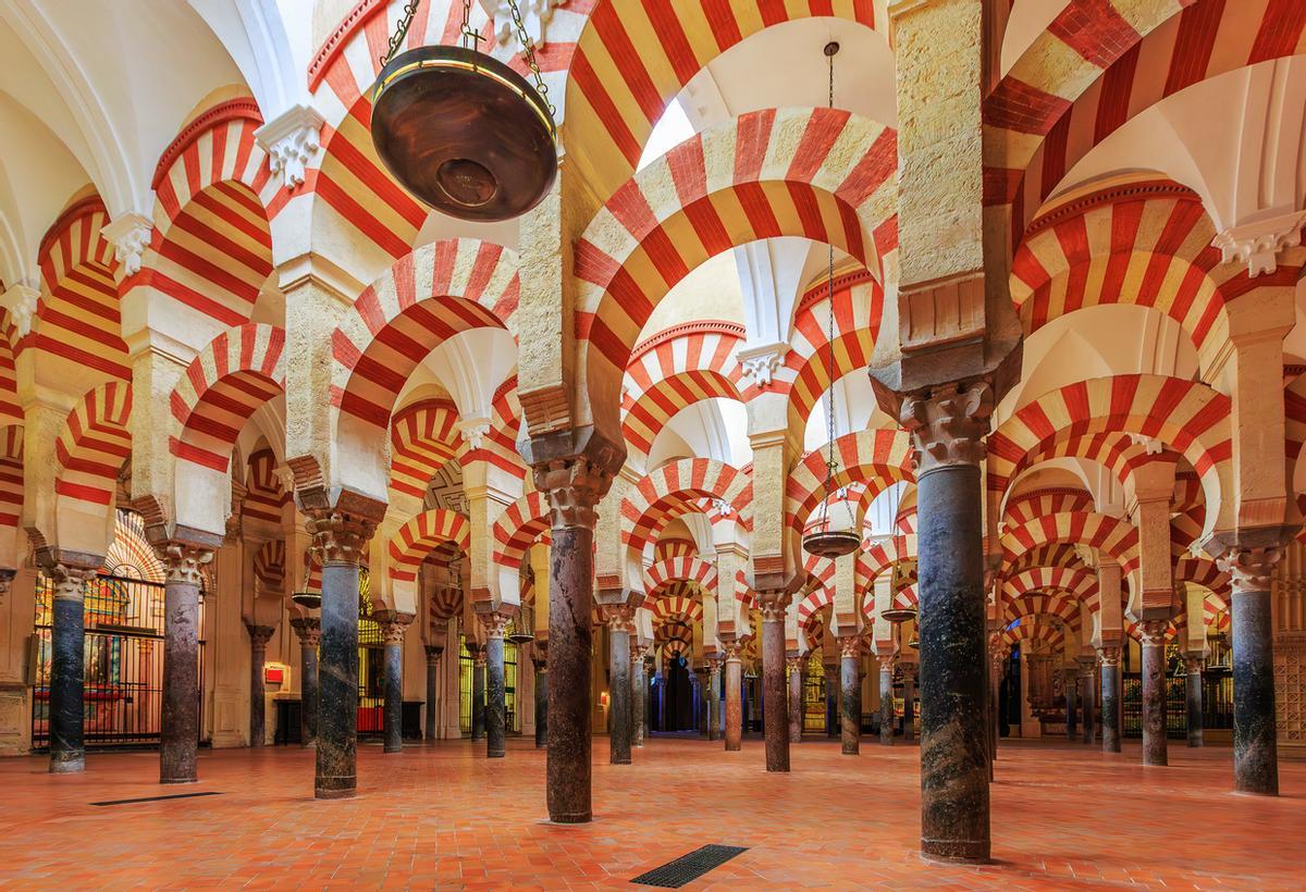 Córdoba, España. Vista interior de la Catedral de La Mezquita en Córdoba, España