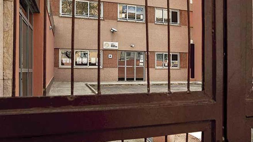 Imagen de la Escola Graduada de Palma cerrada, como el resto de centros, por el coronavirus.