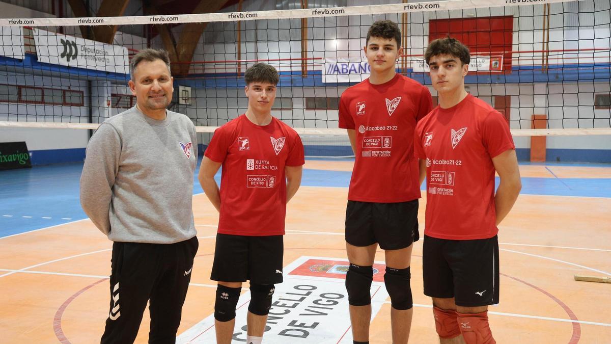 Jorge Soto, Miguel Martínez y Ernesto Gómez, con Diego Taboada.