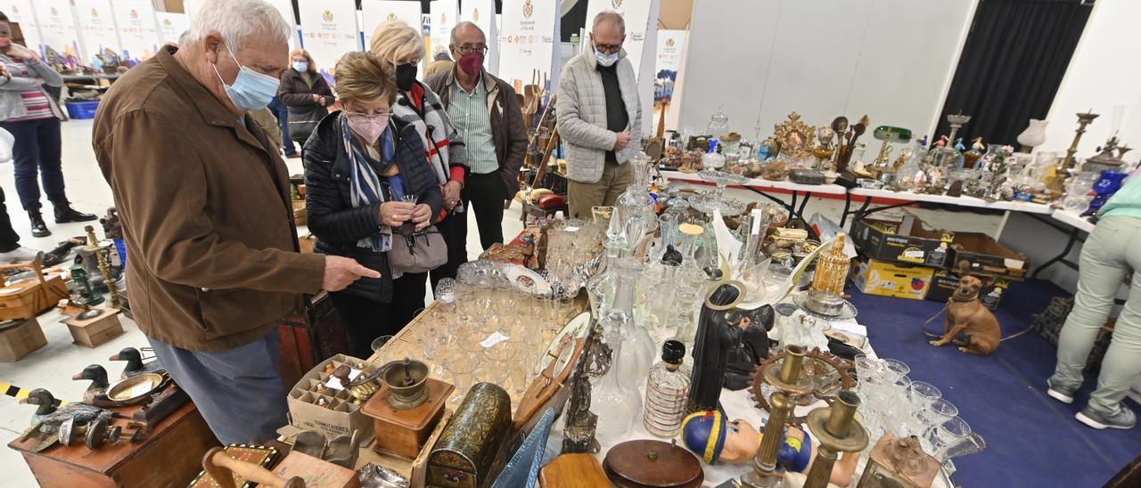 Entre los asistentes a la feria de antigüedades de Vila-real hay compradores expertos y público en general con algún interés concreto.