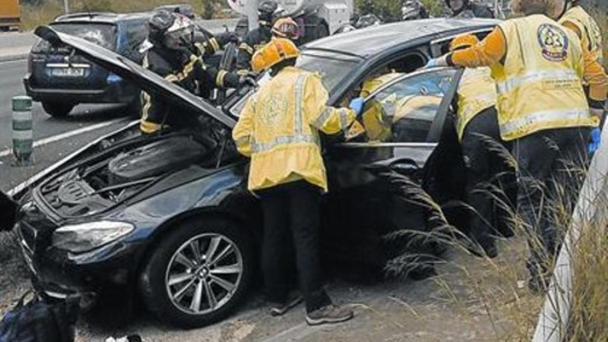 Un coche accidentado en la M-40 de Madrid.