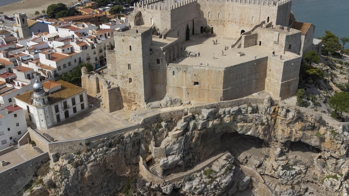 El castillo de Peñíscola está emplazado en la zona más alta del peñón de roca, alcanzando una altura de 64 metros sobre el nivel del mar.