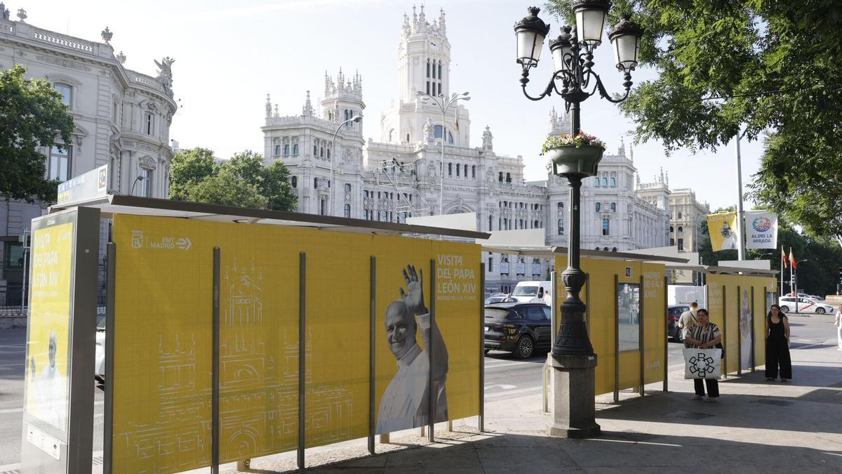 Las marquesinas de los autobuses en Cibeles anuncian la visita del papa León XIV a la capital.