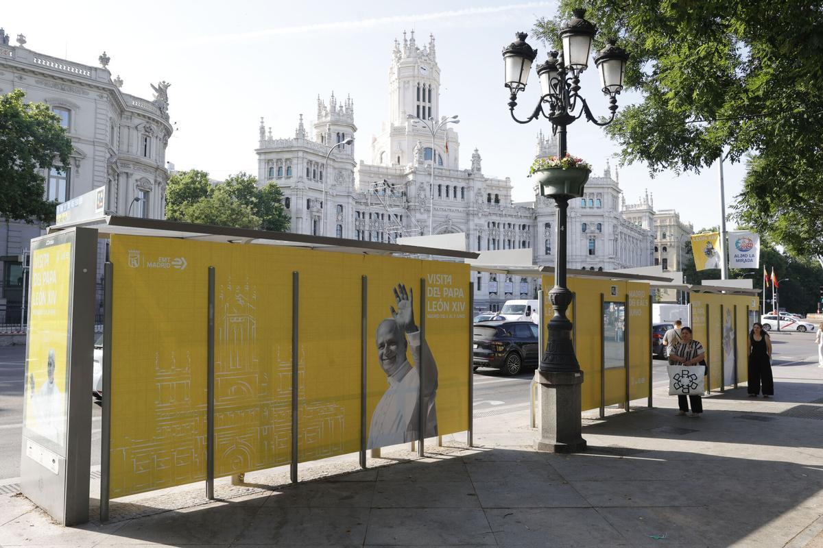 Las marquesinas de los autobuses anuncian la visita del papa León XIV a la capital este lunes