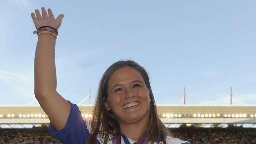 Sofía Toro saluda tras hacer el saque de honor en Riazor. / carlos pardellas