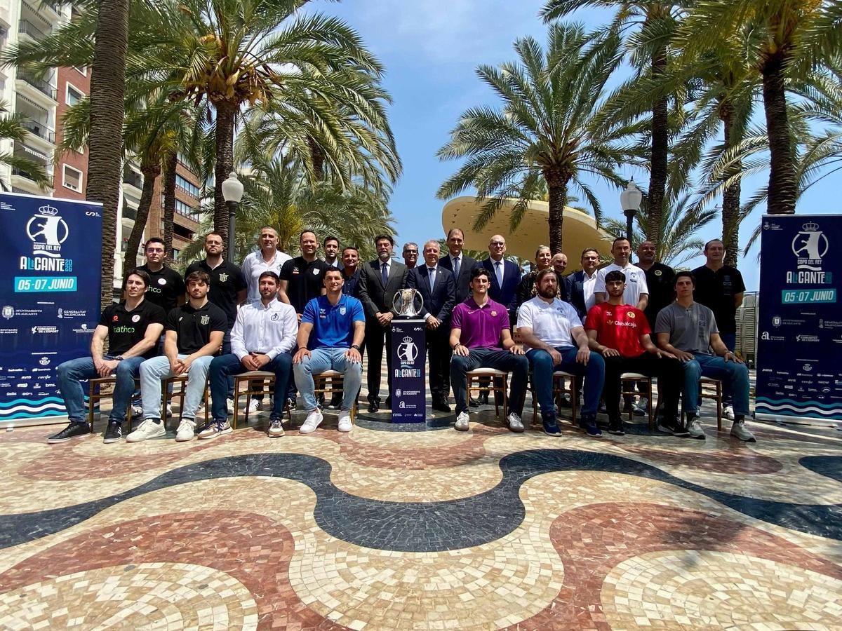 Foto de familia del sorteo copero