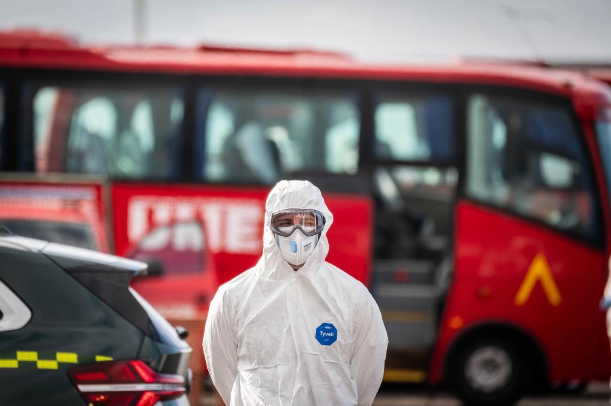 Los pasajeros afectados por un brote de hantavirus desembarcan del MV Hondius fondeado en Tenerife Los pasajeros afectados por un brote de hantavirus desembarcan del MV Hondius fondeado en Tenerife