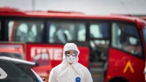 Los pasajeros afectados por un brote de hantavirus desembarcan del MV Hondius fondeado en Tenerife