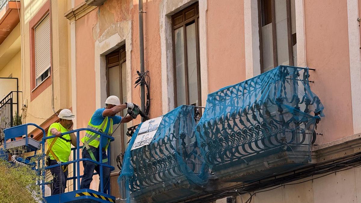 Arranca el derribo de la Banca Peral de Elche