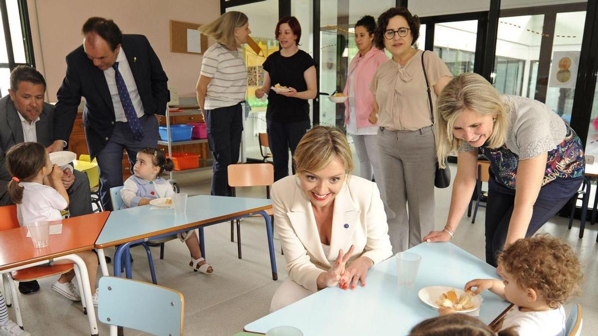 Fabiola García durante una visita a una escuela infantil de «A galiña azul».