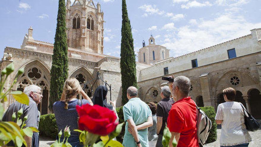 Turistes a Santa Maria de Vallbona de les Monges