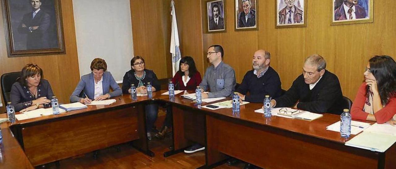 Ediles de la Corporación de Meaño reunidos en un pleno reciente. // Noé Parga