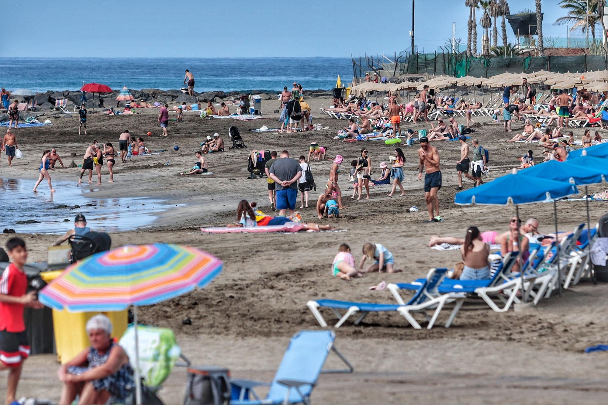 Playas llenas en el Sur de Tenerife durante la Semana Santa